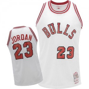 Chicago Bulls Mitchell and Ness Michael Jordan #23 Throwback Swingman Maillot d'équipe de NBA - Blanc pour Homme